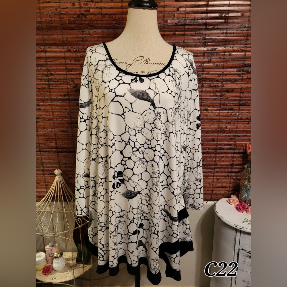Black and White Floral Women's Top - Picture 1 of 5